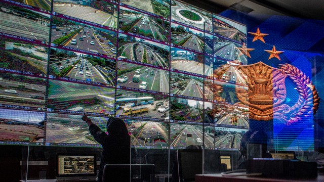 Petugas NTMC Korlantas Polri mengamati pergerakan arus lalu lintas pada layar di Gedung National Traffic Management Center (NTMC) Korlantas Polri, Jakarta. Foto: Aprillio Akbar/ANTARA FOTO