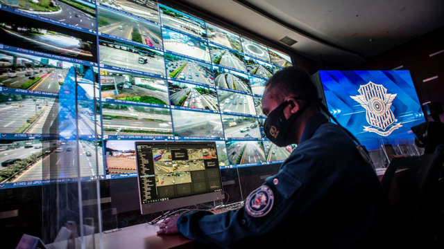Petugas NTMC Korlantas Polri mengamati pergerakan arus lalu lintas pada layar di Gedung National Traffic Management Center (NTMC) Korlantas Polri, Jakarta. Foto: Aprillio Akbar/ANTARA FOTO