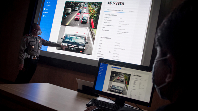 Polisi menunjukkan rekaman kamera pengawas tilang elektronik atau ETLE melalui layar monitor di Traffic Management Centre (TMC) Satlantas Polresta, Solo, Jawa Tengah. Foto: Mohammad Ayudha/ANTARA FOTO
