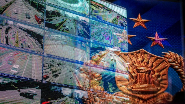 Pergerakan arus lalu lintas terpantau melalui layar elektronik di Gedung National Traffic Management Center (NTMC) Korlantas Polri, Jakarta. Foto: Mohammad Ayudha/ANTARA FOTO