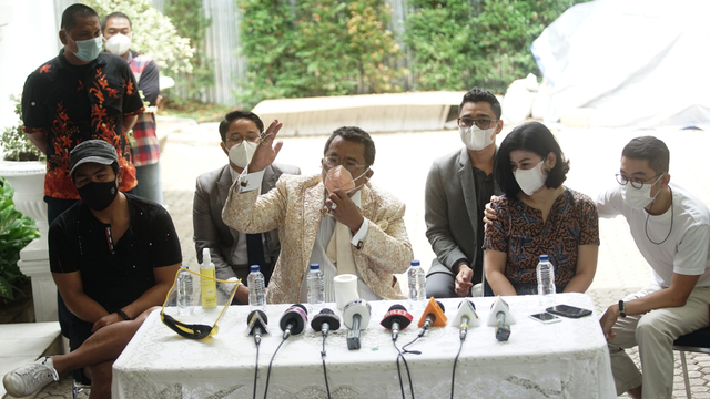 Istri Hotma Sitompul, Desiree Tarigan bersama anaknya Prianka Rehana Bukit, dan Bams, menggelar konferensi pers terkait rumah tangganya di kawasan Cipete, Jakarta, Selasa, (29/3). Foto: Ronny