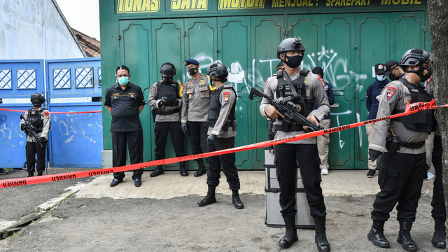 Petugas kepolisian berjaga di depan rumah terduga teroris saat penggeledahan di Serang Baru, Kabupaten Bekasi, Jawa Barat, Senin (29/3/2021). Foto: Fakhri Hermansyah/ANTARA FOTO