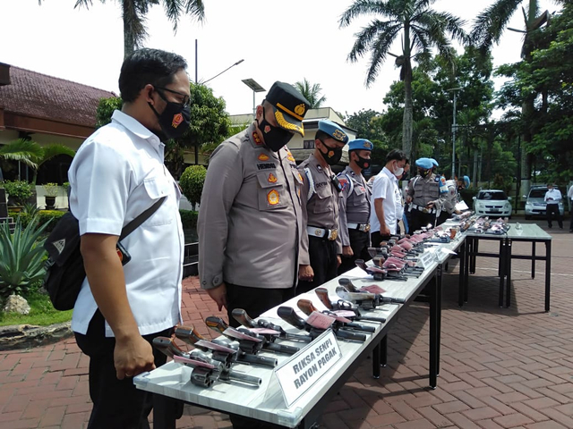 Kapolres Malang saat melakukan pengecekan senjata api, pada Senin (29/3/2021). Foto: Rizal Adhi