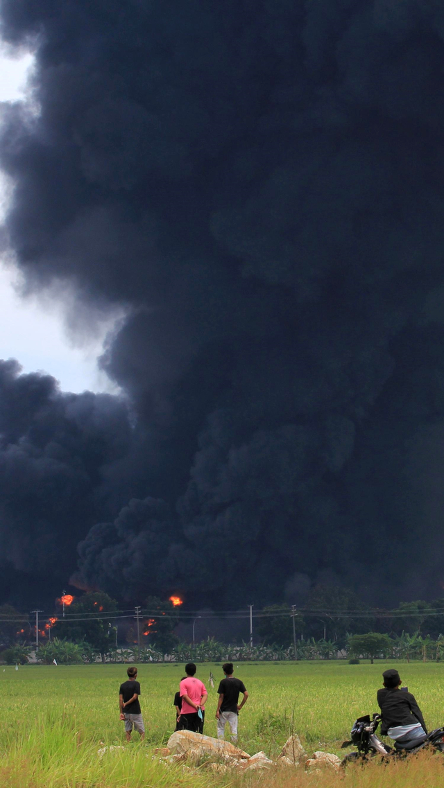 Kepulan asap hitam akibat kebakaran tangki minyak milik Pertamina RU VI Balongan, Indramayu, Jawa Barat, Senin (29/3/2021). Foto: Dedhez Anggara/ANTARA FOTO