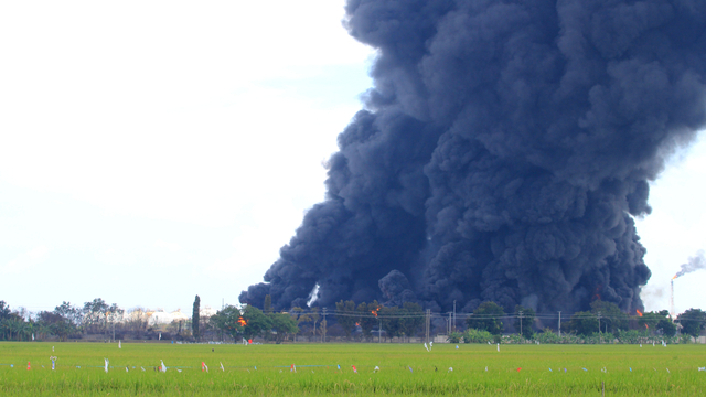 Kepulan asap hitam akibat kebakaran tangki minyak milik Pertamina RU VI Balongan, Indramayu, Jawa Barat, Senin (29/3/2021). Foto: Dedhez Anggara/ANTARA FOTO