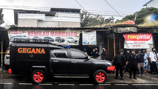 Petugas Kepolisian menggeledah salah satu tempat tinggal terduga teroris di kawasan Condet, Jakarta, Senin (29/3/2021). Foto: Muhammad Adimaja/ANTARA FOTO