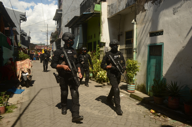 Penggeledahan rumah terduga teroris di Makassar. Foto: ANTARA FOTO/Sahrul Manda Tikupadang