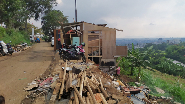 Sejumlah rumah terkena dampak dari bencana puting beliung yang terjadi di Desa Mekarsaluyu, Kecamatan Cimenyan, Kabupaten Bandung. Foto: Rachamdi Rasyad/kumparan