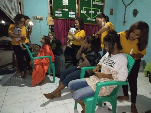 Komunitas Salon Lembata menggelar aksi gunting rambut di Panti Asuhan St.Wihelmus Lewoleba, Senin (29/3). Foto: Teddi Lagamaking.
