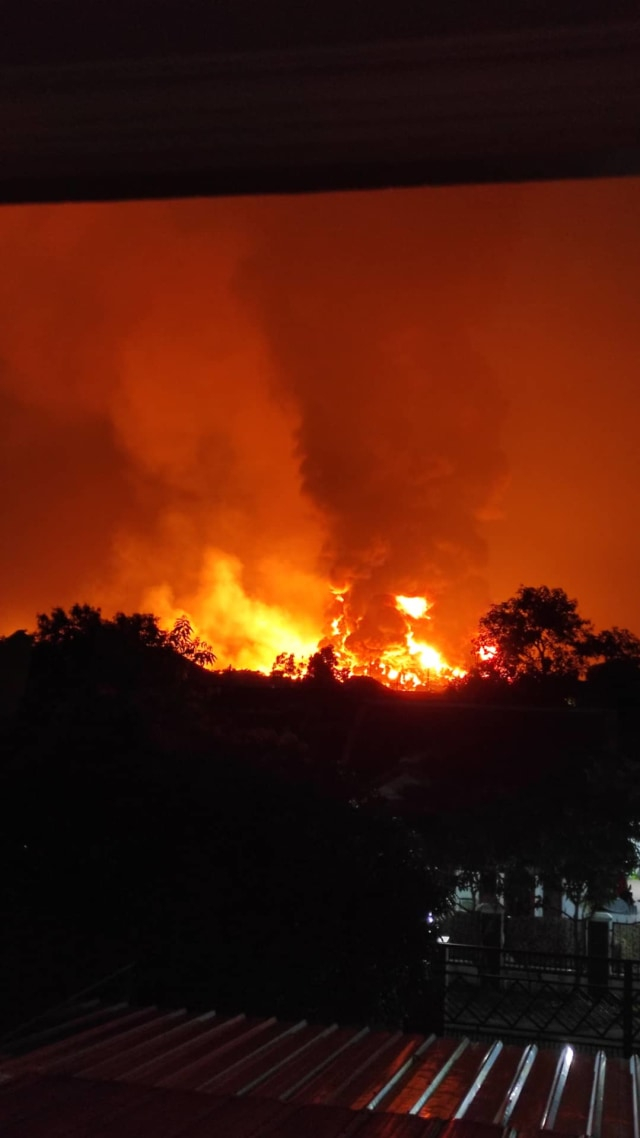 Foto warga yang mengabadikan peristiwa kebakaran tangki minyak Pertamina di Balongan, Indramayu. (Istimewa)