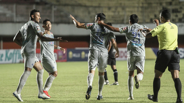 Selebrasi pemain Persib Bandung usai mencetak gol ke gawang Persita Tangerang pada pertandingan Piala Menpora di Stadion Maguwoharjo, Sleman, DI Yogyakarta, Senin (29/3).  Foto: Hendra Nurdiyansyah/ANTARA FOTO