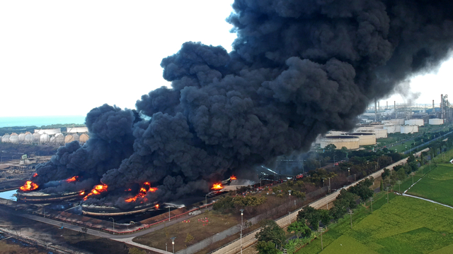 Kepulan asap hitam dari kebakaran tangki minyak milik Pertamina RU VI Balongan, Indramayu, Jawa Barat, Senin (29/3/2021). Foto: Dedhez Anggara/ANTARA FOTO
