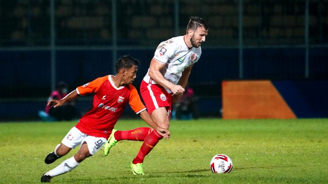 Bek Persija, Marco Motta (kanan), absen bela tim karena cedera. Foto: Media Persija