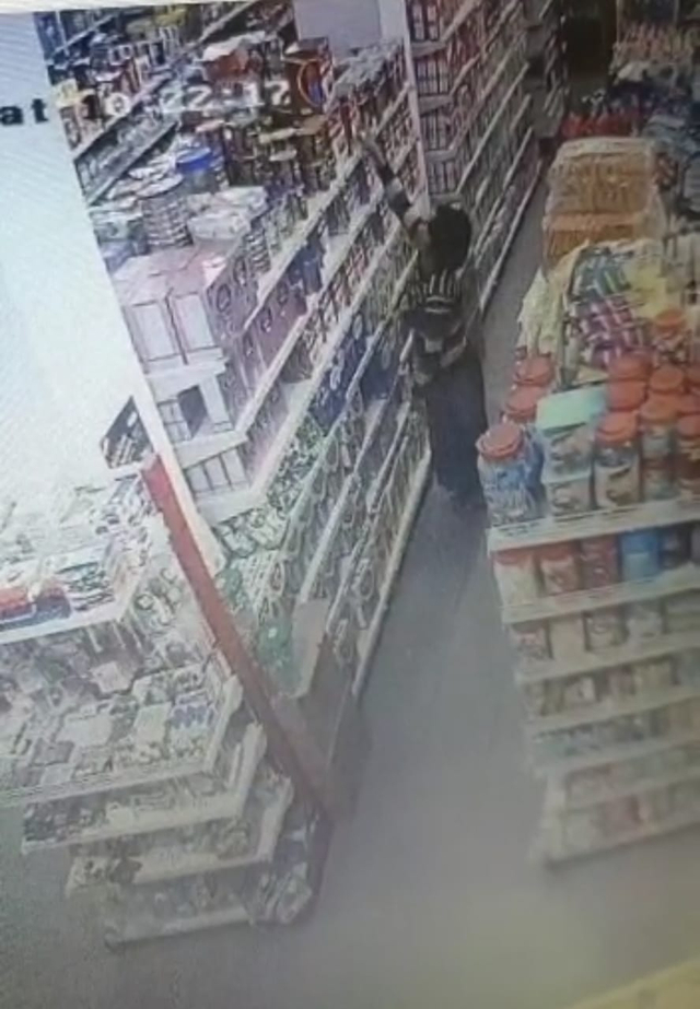 Rekeman CCTV saat pelaku mengutik di Toko 78 Desa Baning Kota, Sintang. (Foto: Dokumen Polres Sintang)