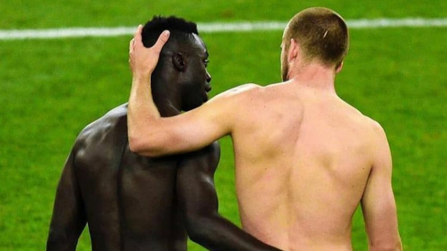 Gambar diatas menjadi contoh persaudaraan antar warna kulit (@alphonsodavies and Eric Dier)