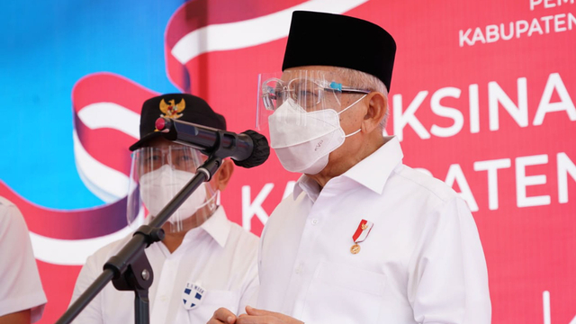 Wapres Ma'ruf Amin tinjau vaksinasi massal di Lapangan Olahraga Tiara Batara, Melayu, Kabupaten Barito Utara, Kalimantan Tengah. Foto: Dok. Setwapres