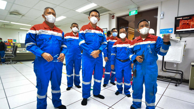 Komisaris Utama Pertamina Basuki Tjahaja Purnama meninjau lokasi Pertamina RU VI usai insiden kebakaran tangki Kilang Minyak Balongan.
 Foto: Dok. Pertamina