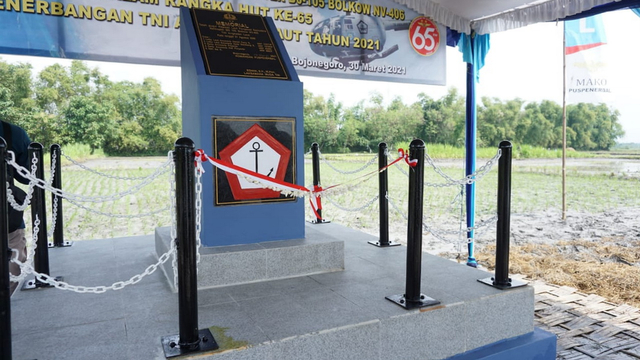 Monumen Memorial Helikopter BO-105 Bolkow NV-406, di Desa Deru, Kecamatan Sumberrejo, Kabupaten Bojonegoro. Selasa (30/03/2021) (foto: istimewa)