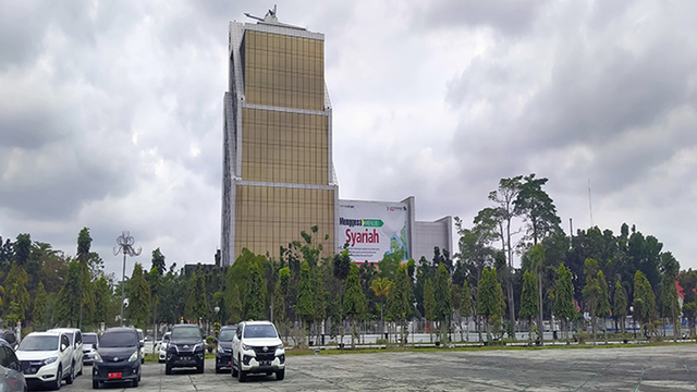 GEDUNG Bank Riau Kepri diambil dari kantor Gubernur Riau serta baliho ukuran raksasa bertuliskan Menggesa Menuju Syariah.  