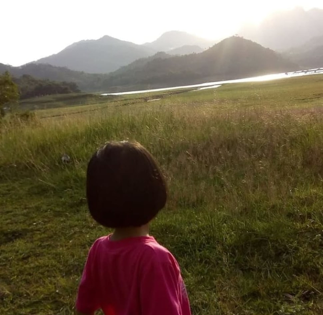 Ilustrasi anak autis yang memiliki dunia sendiri