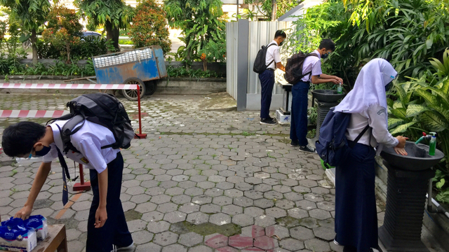 Siswa SMP di Solo bersiap mengikuti sekolah tatap muka