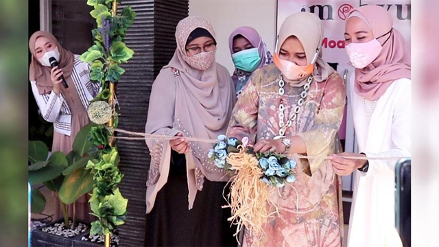 ibu Dewi Kurniasari Gunawan, istri bupati Garut Rudy Kurniawan, meresmikan moz5 Salon Muslimah di Jalan Patriot no 38, Taogong Kidul, Garut.(dok/pribadi)