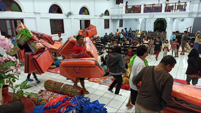 Suasana tempat pengungsian korban banjir bandang di Kabupaten Sitaro, Sulawesi Utara