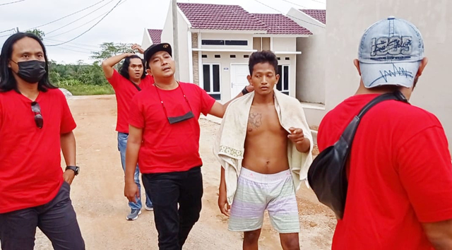 Pelaku saat diamankan tim buser naga Polres Pangkalpinang.