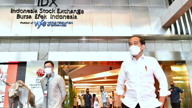 Presiden Joko Widodo meninjau pelaksanaan vaksinasi corona untuk pelaku perbankan dan pasar modal di Kantor Bursa Efek Indonesia, SCBD, Jakarta, Rabu (31/3). Foto: Agus Suparto/Presidential Palace