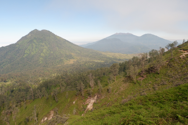 Gunung Rante, Gunung Pendil, Gunung Raung, dan Gunung Suket di Komplek Gunungapi Ijen (Dokumentasi Pribadi)