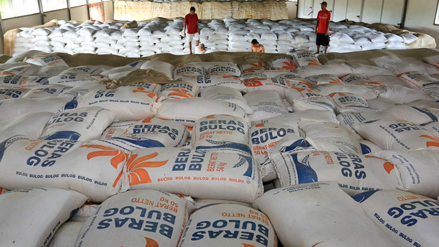 Pekerja menata karung berisi beras saat proses pembongkaran di gudang Perum Bulog Meulaboh, Aceh Barat, Aceh. Foto: Syifa Yulinnas/ANTARA FOTO