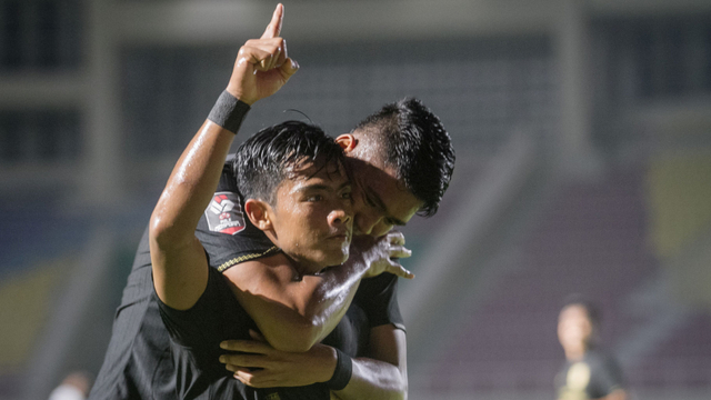 Pemain PSIS Semarang Pratama Arhan Alif Rifai (kiri) melakukan selebrasi usai mencetak gol ke gawang Arema FC pada pertandingan Piala Menpora 2021. Foto: Mohammad Ayudha/Antara Foto