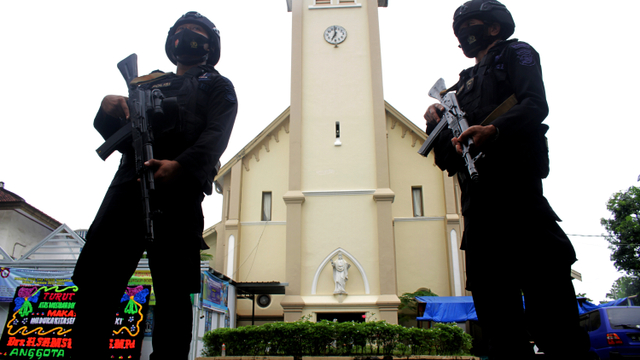 Anggota Brimob Polda Sulsel berjaga di depan Gereja Katedral Makassar, Sulawesi Selatan, Rabu (31/3/2021). Foto: Arnas Padda/ANTARA FOTO