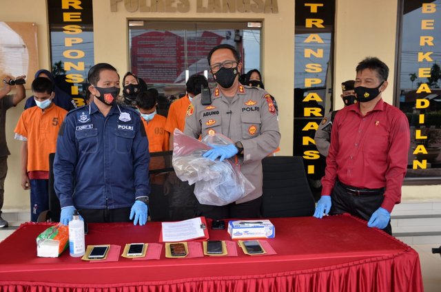 Kapolres Langsa AKBP Agung Kanigoro Nusantoro memberikan keterangan pers terkait kasus pelecehan seksual dan pemerkosaan terhadap seorang anak perempuan di bawah umur di Kota Langsa, Aceh. Foto: Dok. Polres Langsa