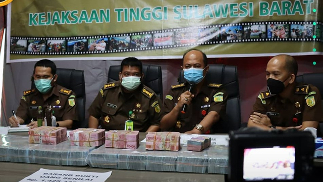 Kejati Sulbar menerima pengembalian kerugian negara senilai Rp 1,4 miliar dari tiga tersangka kasus korupsi. Foto: Dok. Kejati Sulbar 