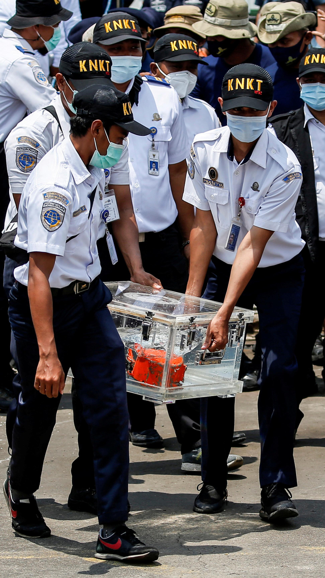 Petugas KNKT membawa Cockpit Voice Recorder (CVR) Sriwijaya Air SJ 182 setibanya di Pelabuhan Tanjung Priok di Jakarta, Rabu (31/3). Foto: REUTERS/Willy Kurniawan