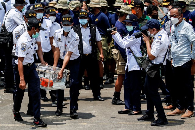 Petugas KNKT membawa Cockpit Voice Recoder (CVR) Sriwijaya Air SJ 182 setibanya di Pelabuhan Tanjung Priok di Jakarta, Rabu (31/3). Foto: REUTERS/Willy Kurniawan