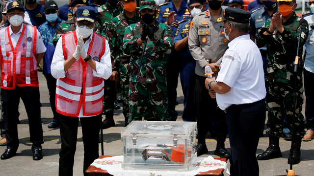 Ketua KNKT Soerjanto Tjahjono menyapa Menteri Perhubungan Budi Karya Sumadi usai menerima usai menerima CVR Sriwijaya Air SJ 182 di Pelabuhan Tanjung Priok di Jakarta, Rabu (31/3). Foto: REUTERS/Willy Kurniawan