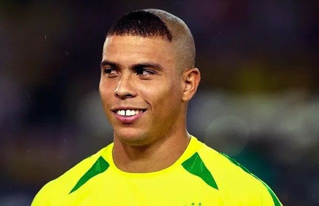 Gaya rambut ikonik dari Ronaldo Nazario pada tahun 2002. Foto: Shaun Botterill/Getty Images