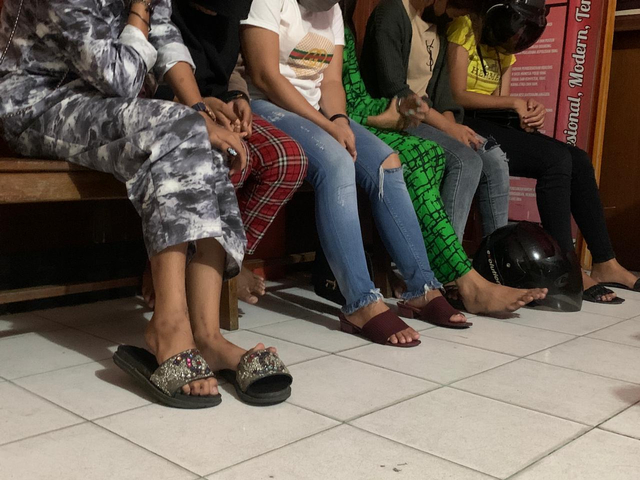 Sejumlah anak perempuan diamankan di Polsek Pontianak Selatan karena terlibat jaringan prostitusi online. Foto: Teri/Hi!Pontianak