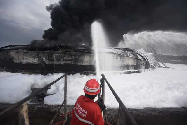 Pemadaman seluruh tangki Kilang Minyak Balongan, Indramayu, Jawa Barat, Rabu (31/3). Foto: Pertamina