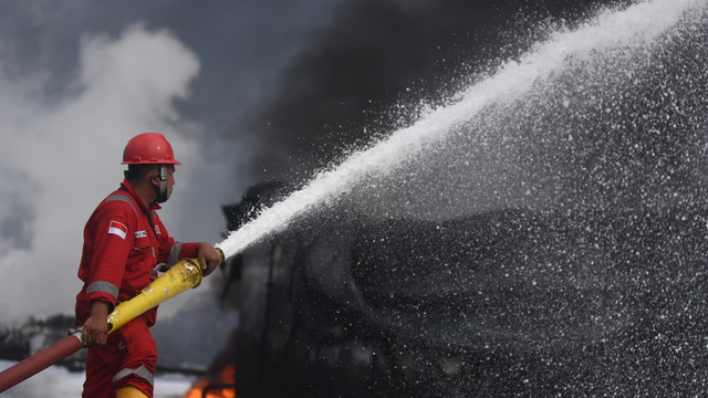 Pemadaman seluruh tangki Kilang Minyak Balongan, Indramayu, Jawa Barat, Rabu (31/3). Foto: Pertamina
