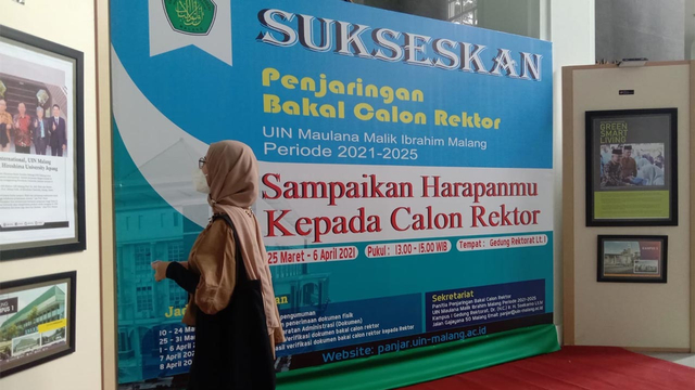 Salah satu banner pengumuman Penjaringan Bakal Calon Rektor UIN Maliki.(foto: Feni Yusnia)