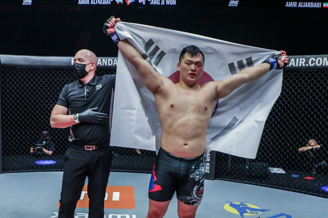 Atlet Koreas Selatan Kang Ji Won merayakan kemenangan usai mengalahkan atlet Iran Amir Aliakbari (ONE Championship)
