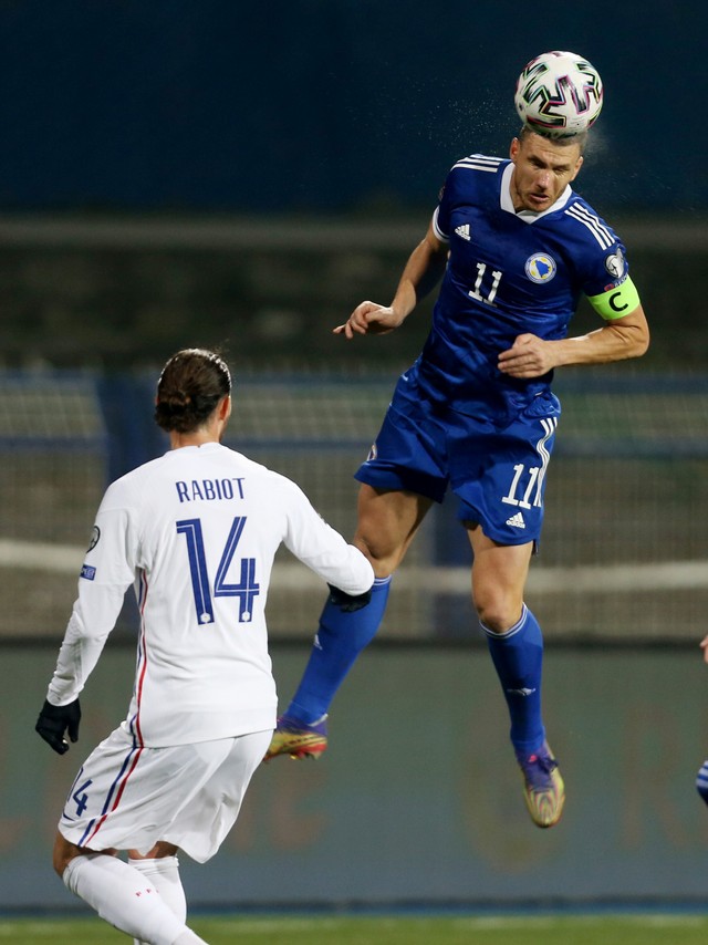 Pemain timnas Bosnia dan Herzegovina Edin Dzeko menyundul bola ke arah gawang timnas Prancis pada pertandingan Kualifikasi Piala Dunia 2022 Zona Eropa di Stadion Grbavica, Sarajevo, Bosnia dan Herzegovina. Foto: Dado Ruvic/REUTERS