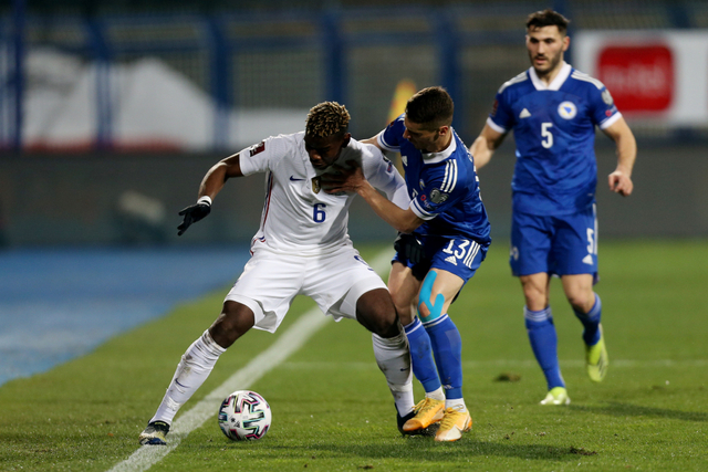 Pemain timnas Prancis Paul Pogba berebut bola dengan pemain timnas Bosnia dan Herzegovina pada pertandingan Kualifikasi Piala Dunia 2022 Zona Eropa di Stadion Grbavica, Sarajevo, Bosnia dan Herzegovina. Foto: Dado Ruvic/REUTERS