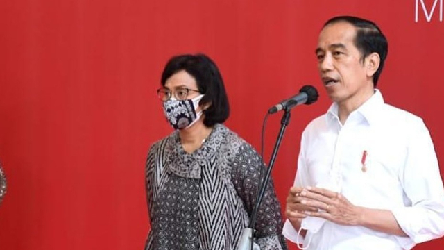Menteri Keuangan Sri Mulyani mendampingi Presiden Jokowi menyaksikan vaksinasi karyawan industri keuangan di BEI. Foto: Instagram/@smindrawati