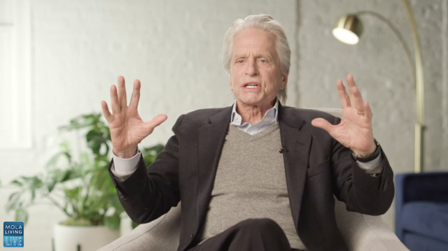 Michael Douglas hadir sebagai bintang tamu di Mola Living Live. Foto: Dok. Mola TV