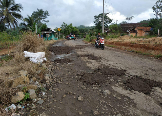 Foto Jalan Rusak di Desa Koto Tuo