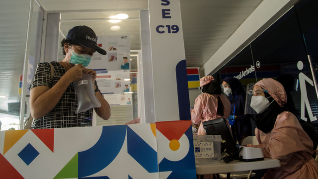 Calon penumpang menggunakan GeNose C19, di Bandara Husein Sastranegara, Bandung, Jawa Barat, Kamis (1/4/2021).  Foto: ANTARA FOTO/Novrian Arbi